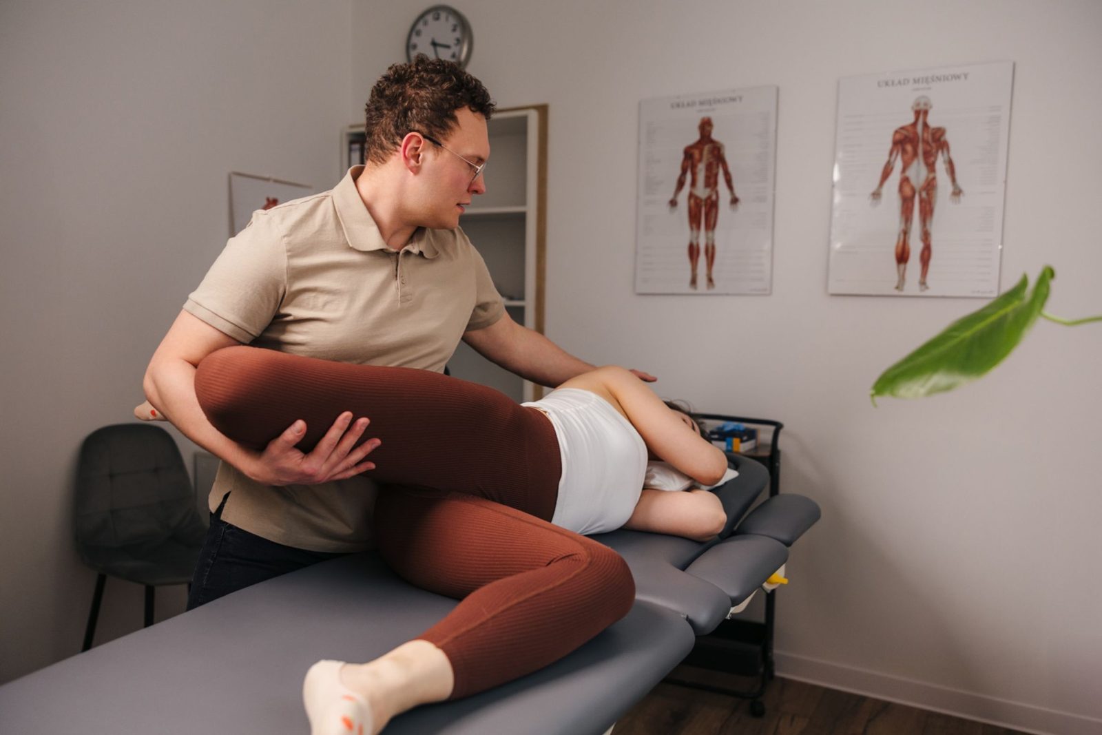 Fizjoterapeuta podczas terapii w gabinecie Kliniki Zdrowego Ciała